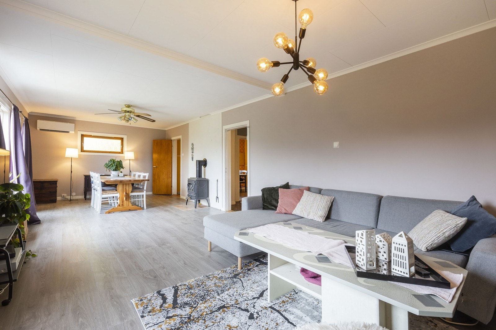 Stuen har plass til både sofagruppe og spisestue. Galleribilde