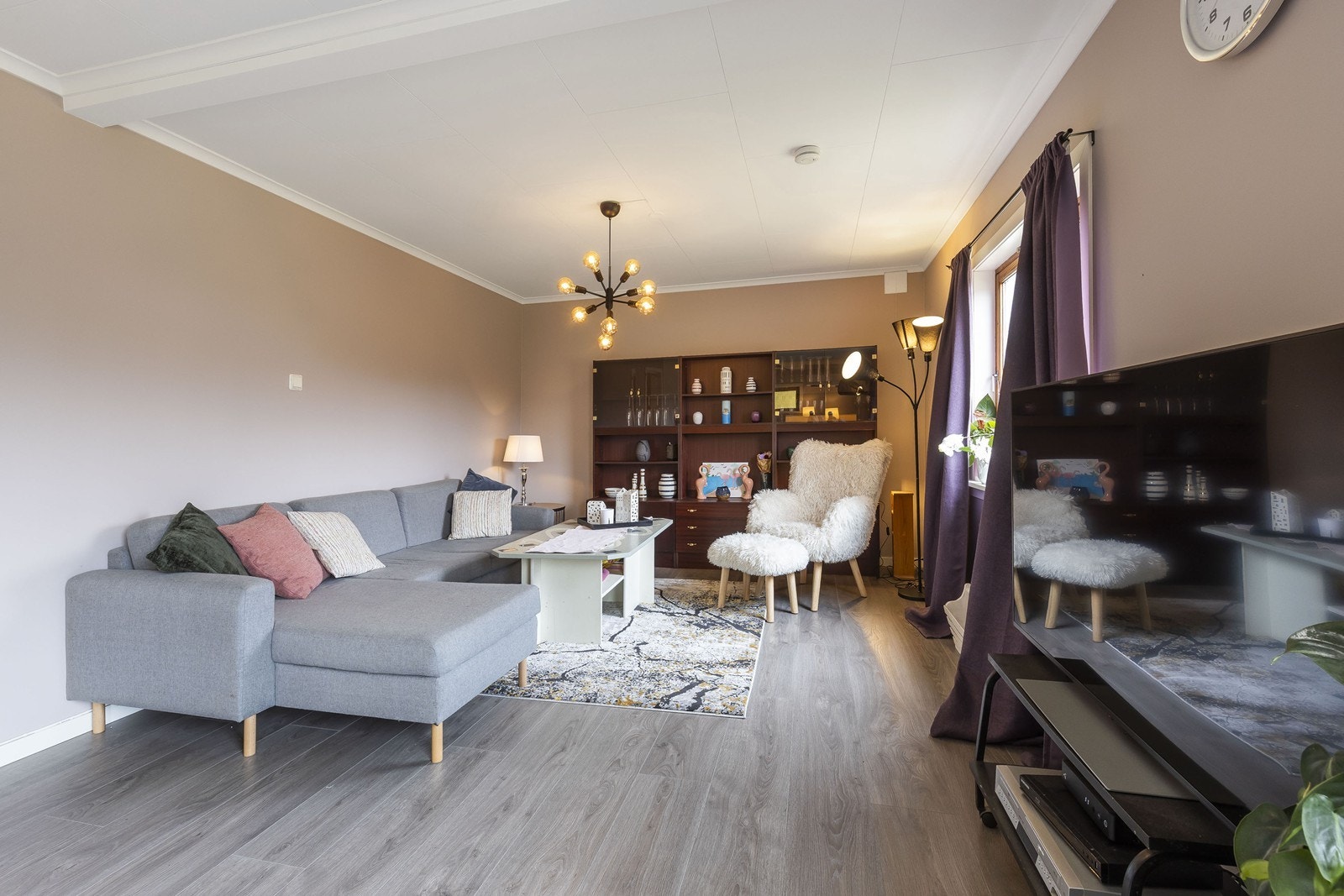 Stuen er nylig pusset opp med både nytt gulv og nye vegger. Galleribilde