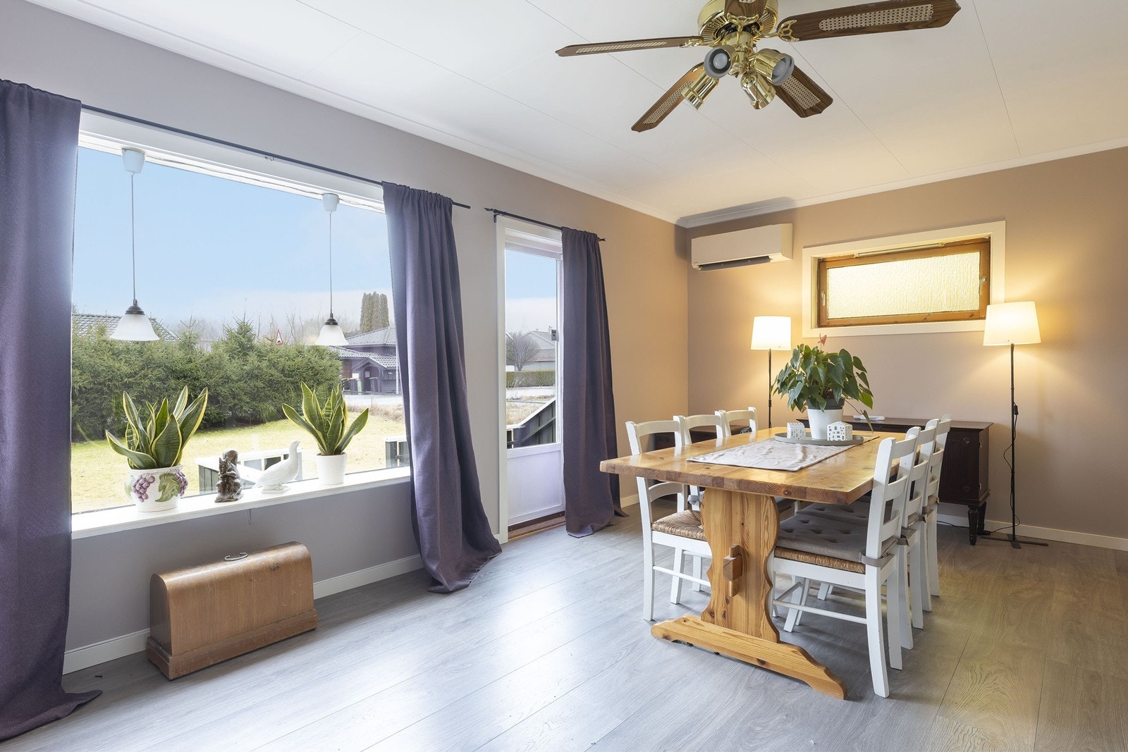 Store vinduer slipper inn rikelig med dagslys. Galleribilde