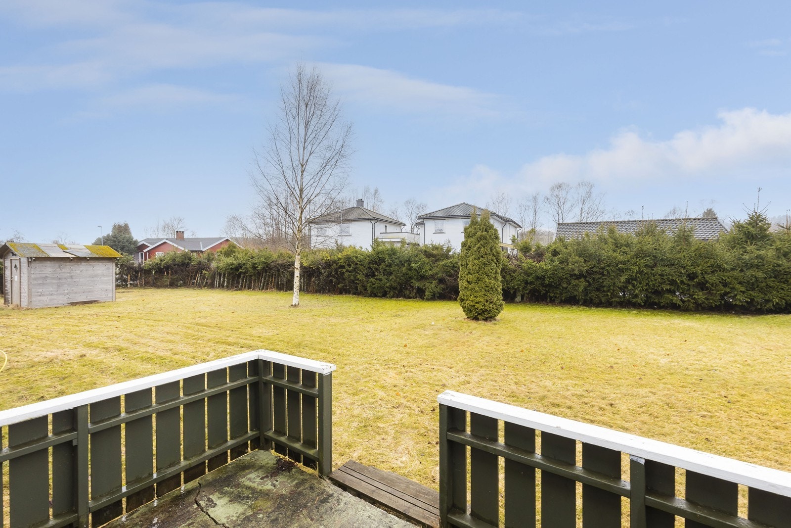 Stor og romslig hage. Galleribilde