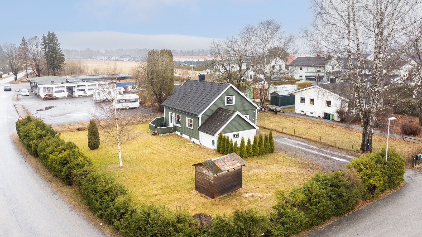 Boligen ligger skjermet fra veien, med tujahekk rundt store deler av eiendommen. Galleribilde