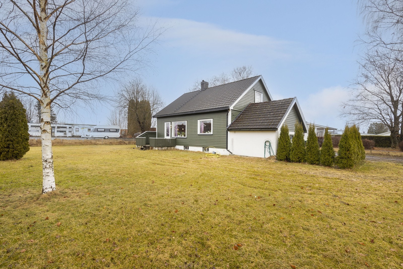 Stor og fin hage som er relativt lettstelt. Galleribilde