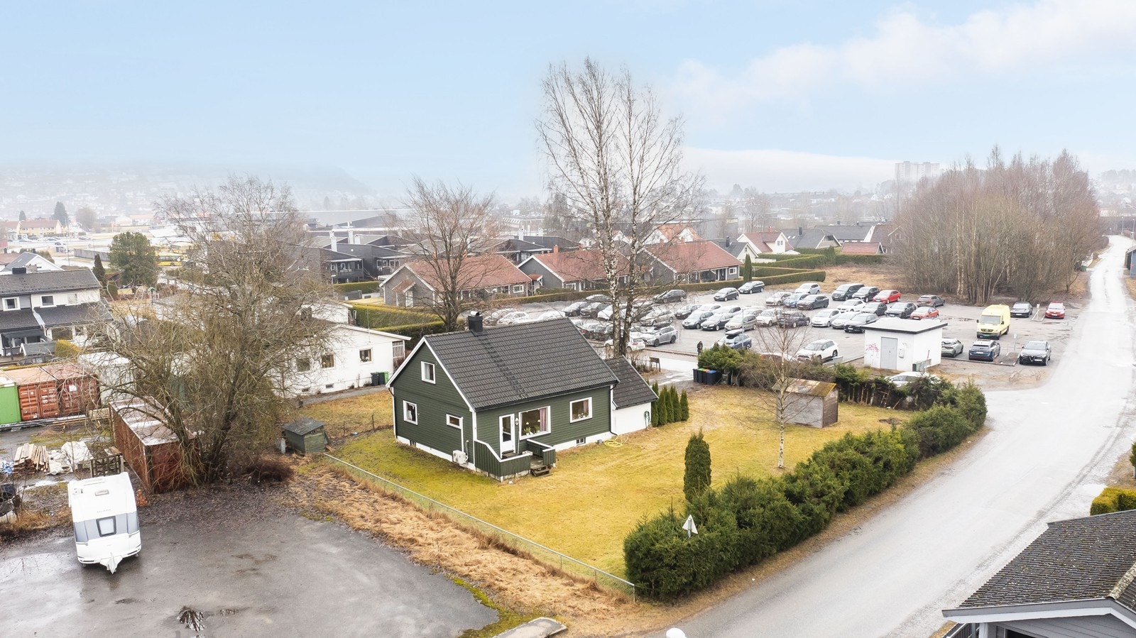 Boligen har en flat, romslig og lettstelt tomt. Galleribilde