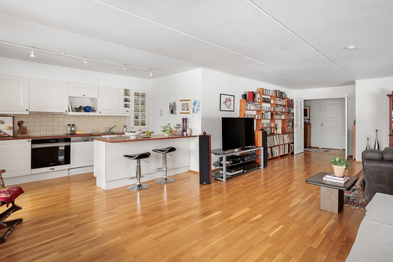 Kjøkkenet ligger i åpen løsning mot stuen og har innredning med glatte fronter og laminat benkeplate. Galleribilde