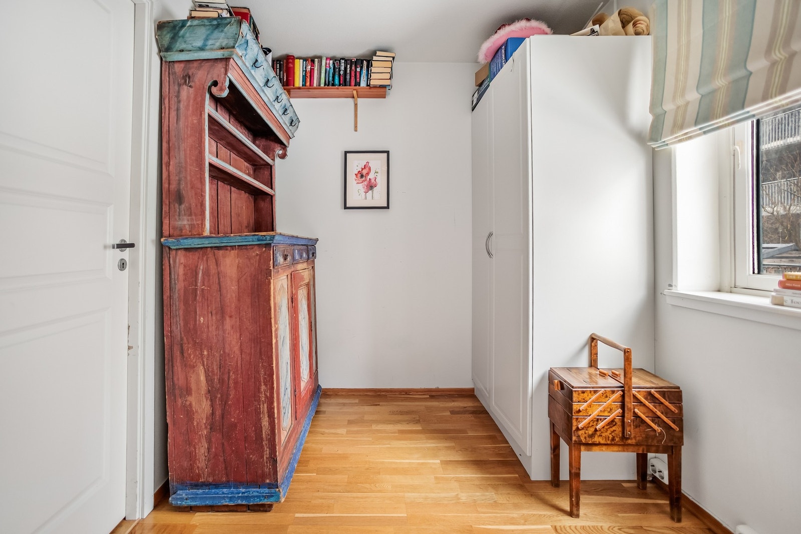 Rommene har parkett på gulv og malte overflater på vegger og himling. Galleribilde