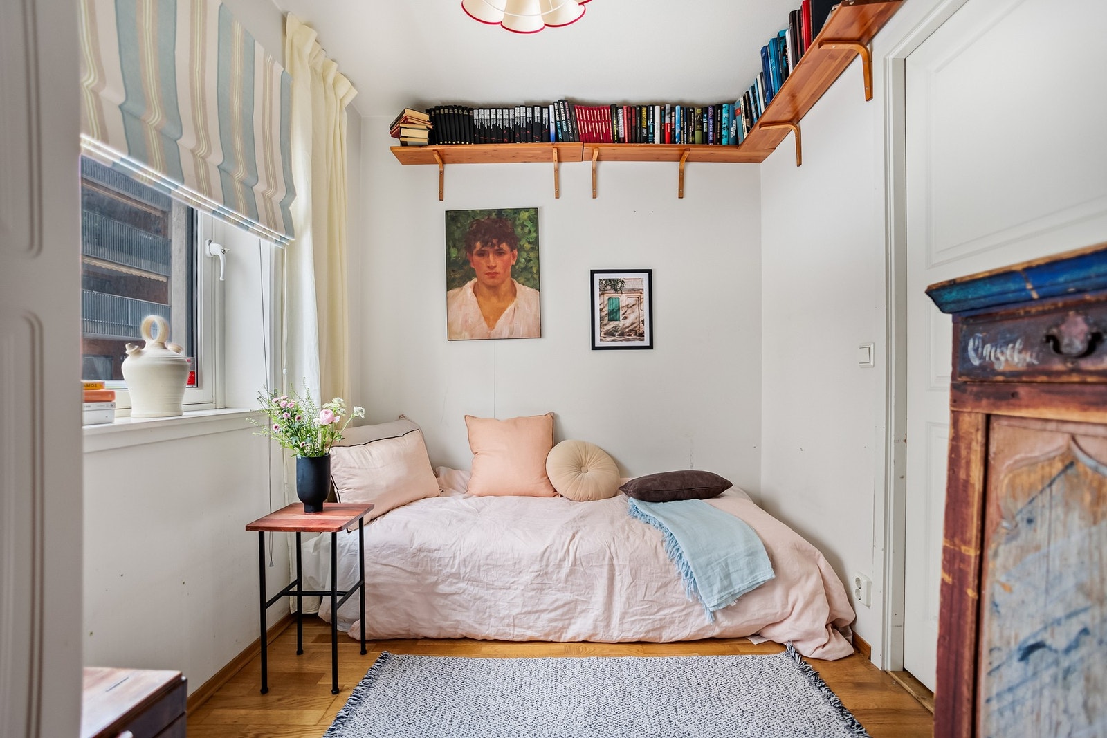 Soverom nr. to med plass til garderobeskap og dobbelseng. Galleribilde