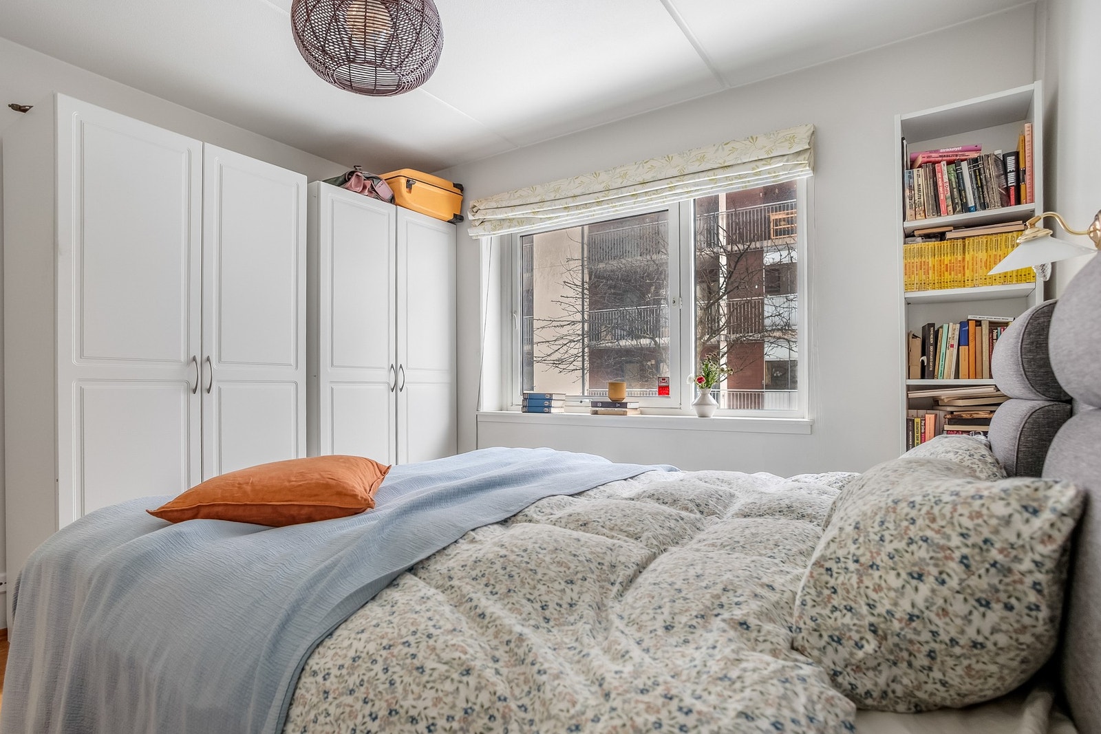 Rikelig med plass til dobbelseng, garderobeløsning, nattbord m.m. Galleribilde