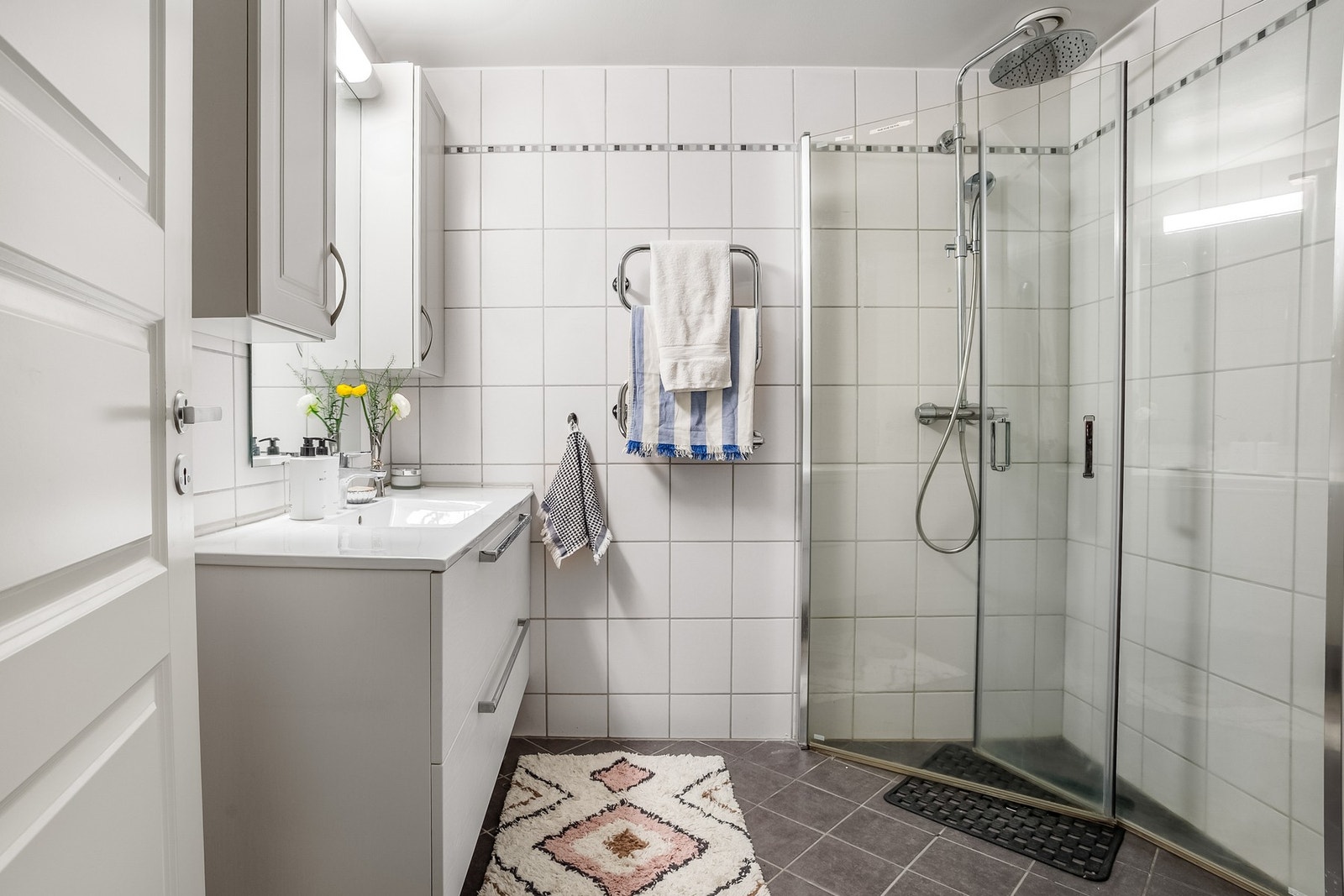 Badet har fliser på gulv og våtromsplater på vegger. Galleribilde