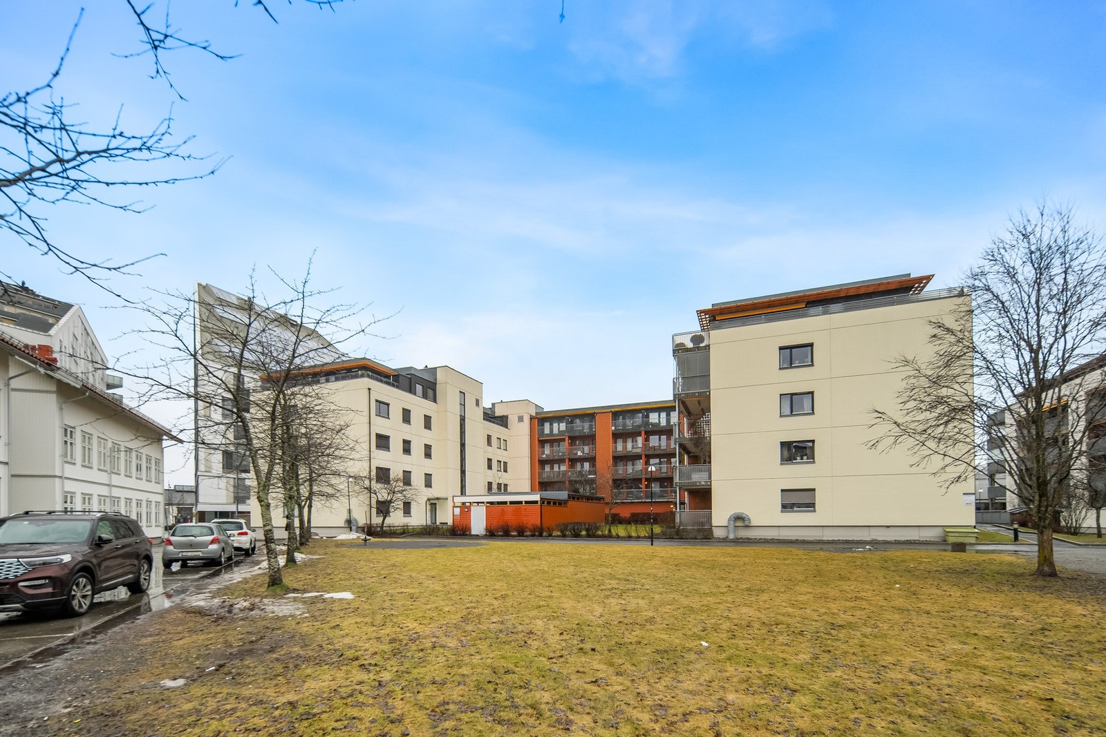 Uteområdet er pent opparbeidet med grønne fellesarealer, asfalterte gang- og sykkelveier samt en liten lekeplass. Galleribilde