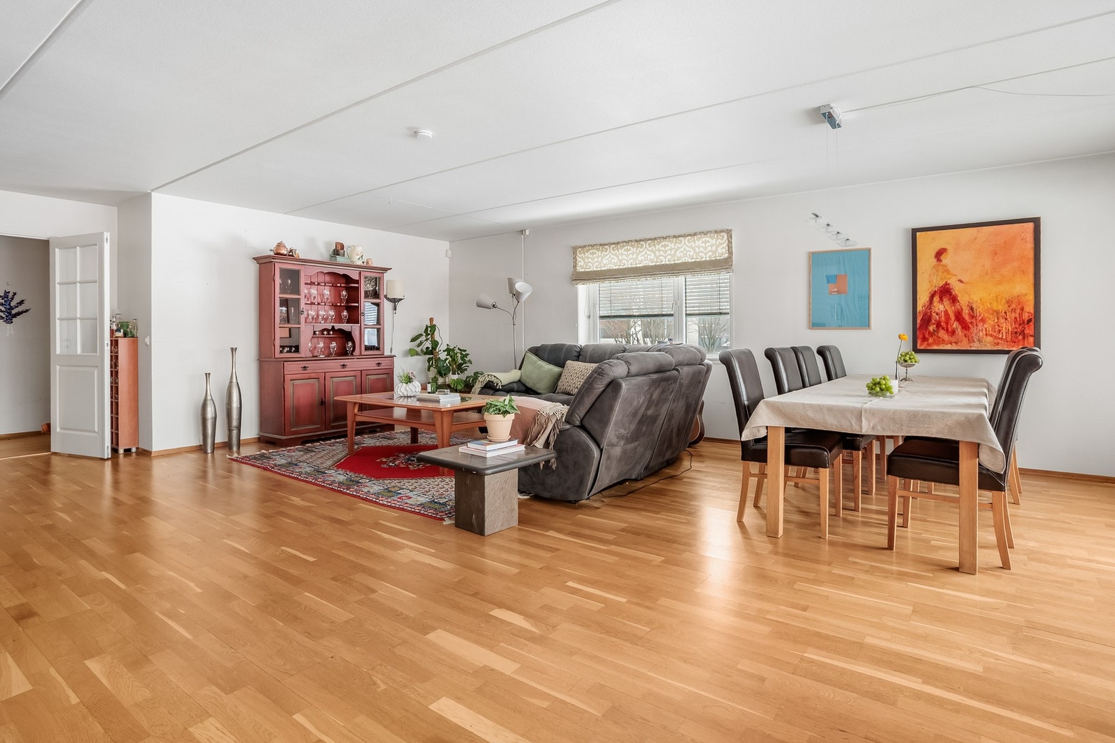 Stor og gjennomgående 3-roms leilighet med modernisering behov - Garasjeplass - Terrasse på 18kvm - Gode solforhold! Galleribilde