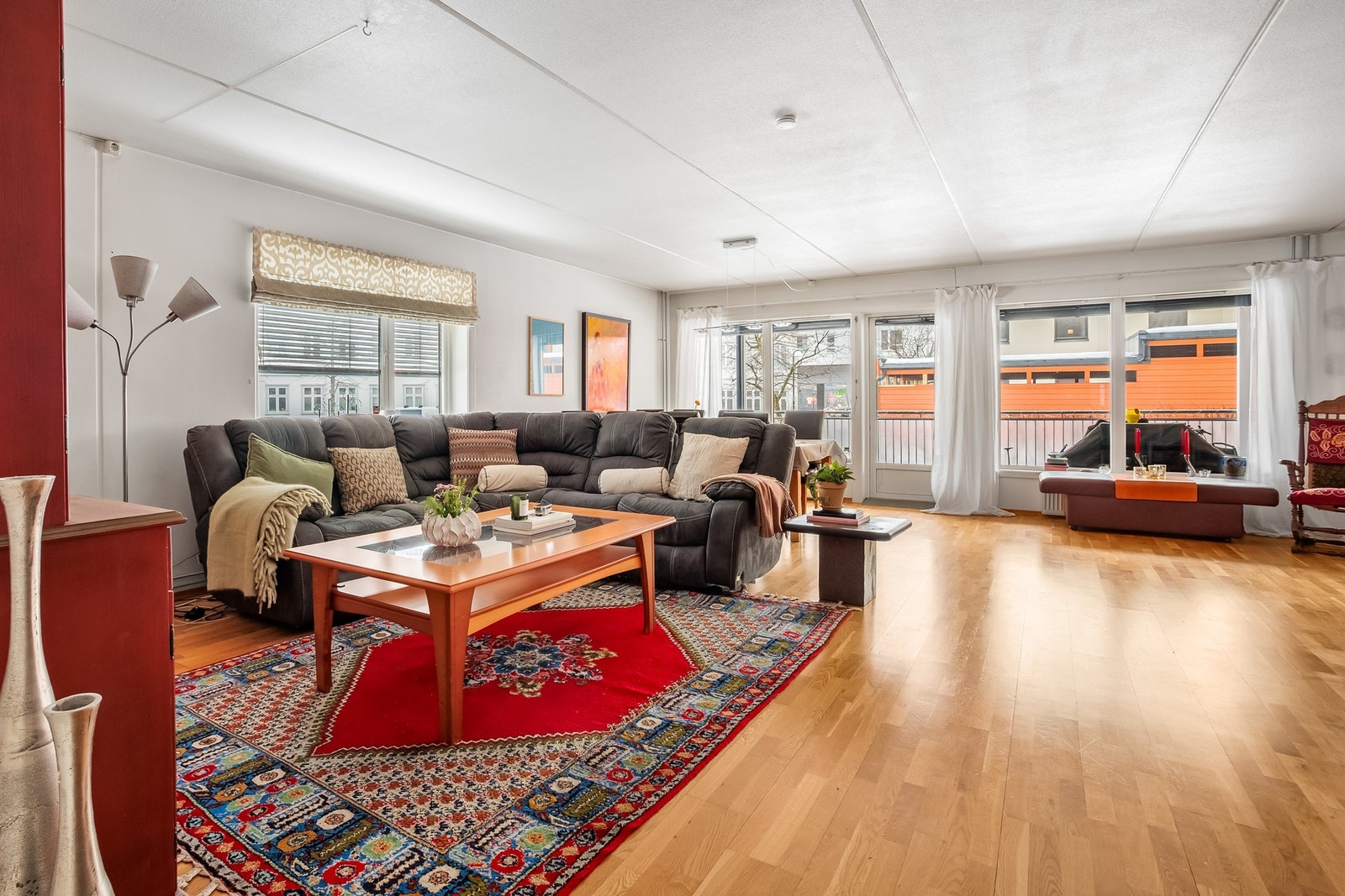 Stor og lys stue med god plass til både sofagruppe og spisebord. Store vindusflater slipper inn rikelig med dagslys. Galleribilde