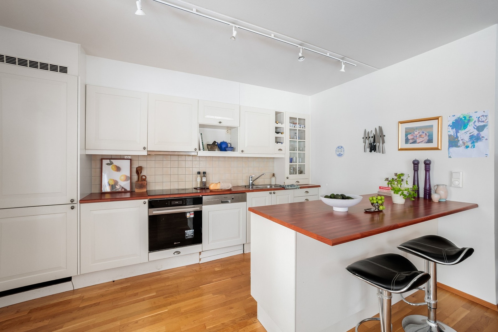 integrerte hvitevarer som platetopp, stekeovn, oppvaskmaskin og kjøleskap med fryser. Galleribilde