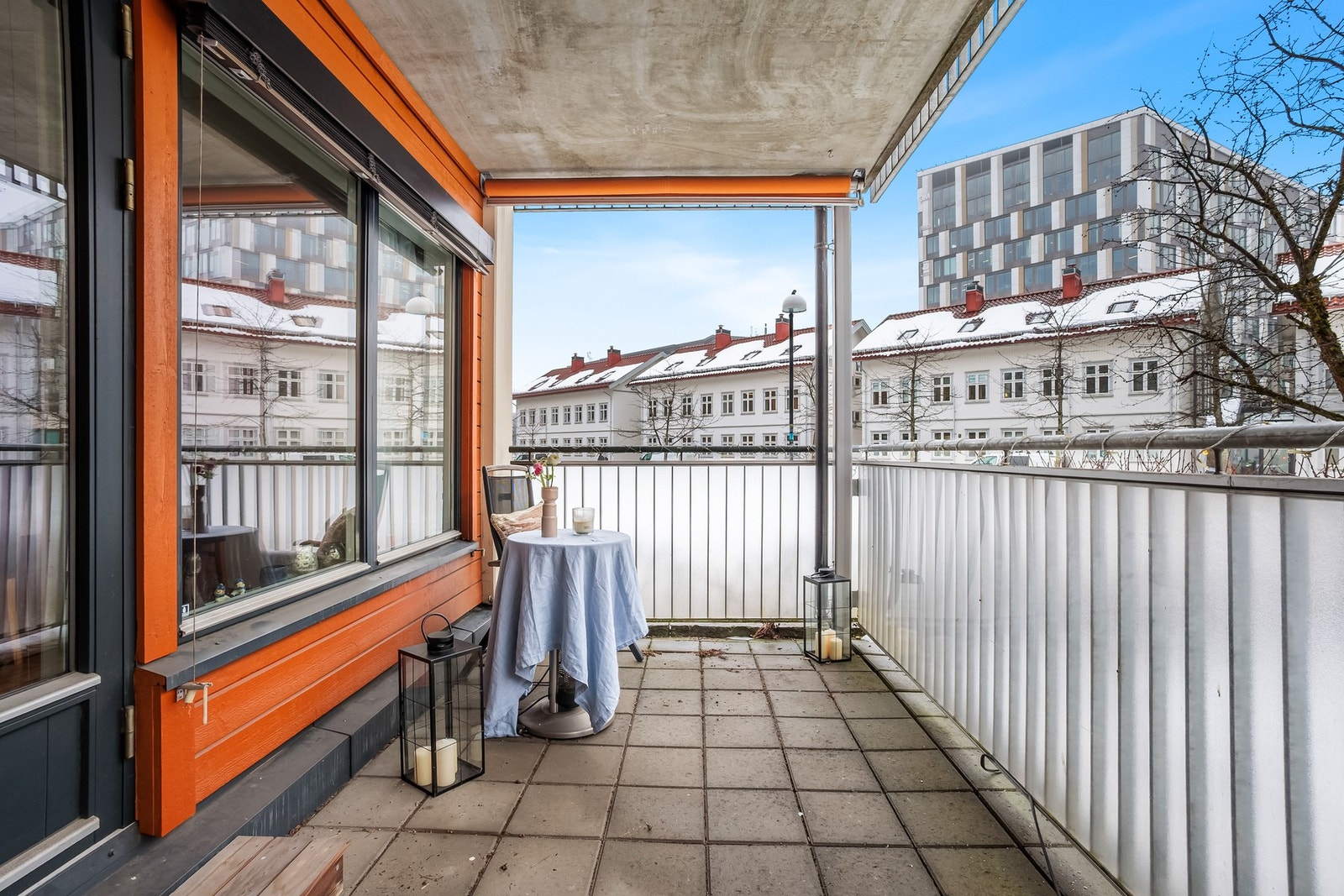 Vestvendt markterrasse på ca. 18 m². Terrassen har gode solforhold og gir en fin forlengelse av oppholdsarealet i sommerhalvåret. Galleribilde