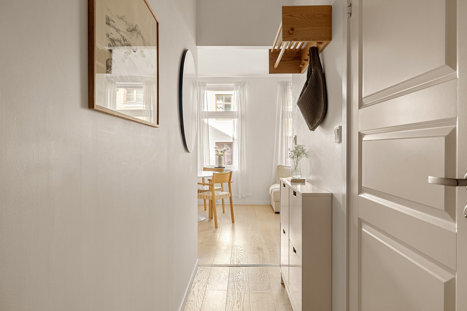 I entréen er det montert et praktisk skoskap som frigjør gulvet helt for sko, i tillegg en lang knaggrekke hvor man har god plass til å henge fra seg yttertøy. Galleribilde