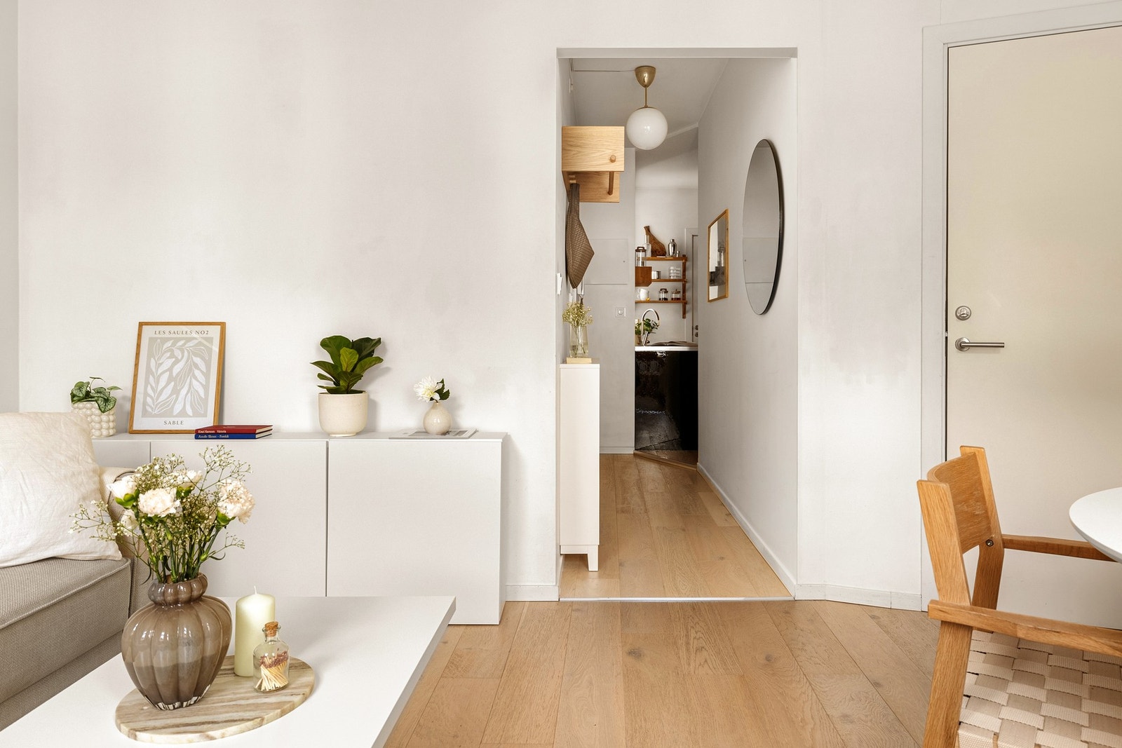Det er gjennomgående lekker 1-stavs parkett på gulv og malte flater på vegg og i himling. Galleribilde