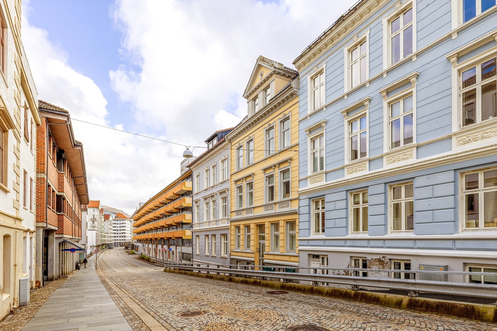 Dette er en leilighet som passer perfekt til deg som ønsker å bo sentralt i ett av Bergens flotteste strøk. Her har du nærhet til alt du skulle trenge i hverdagen. Galleribilde