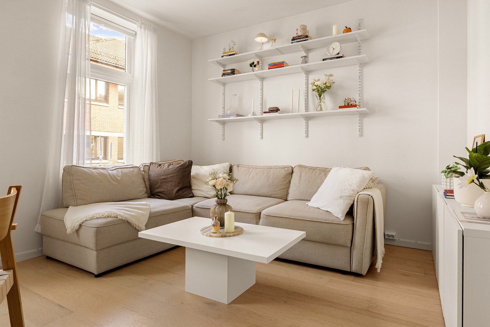Det er plass til en sofagruppe, samt spisegruppe. Galleribilde