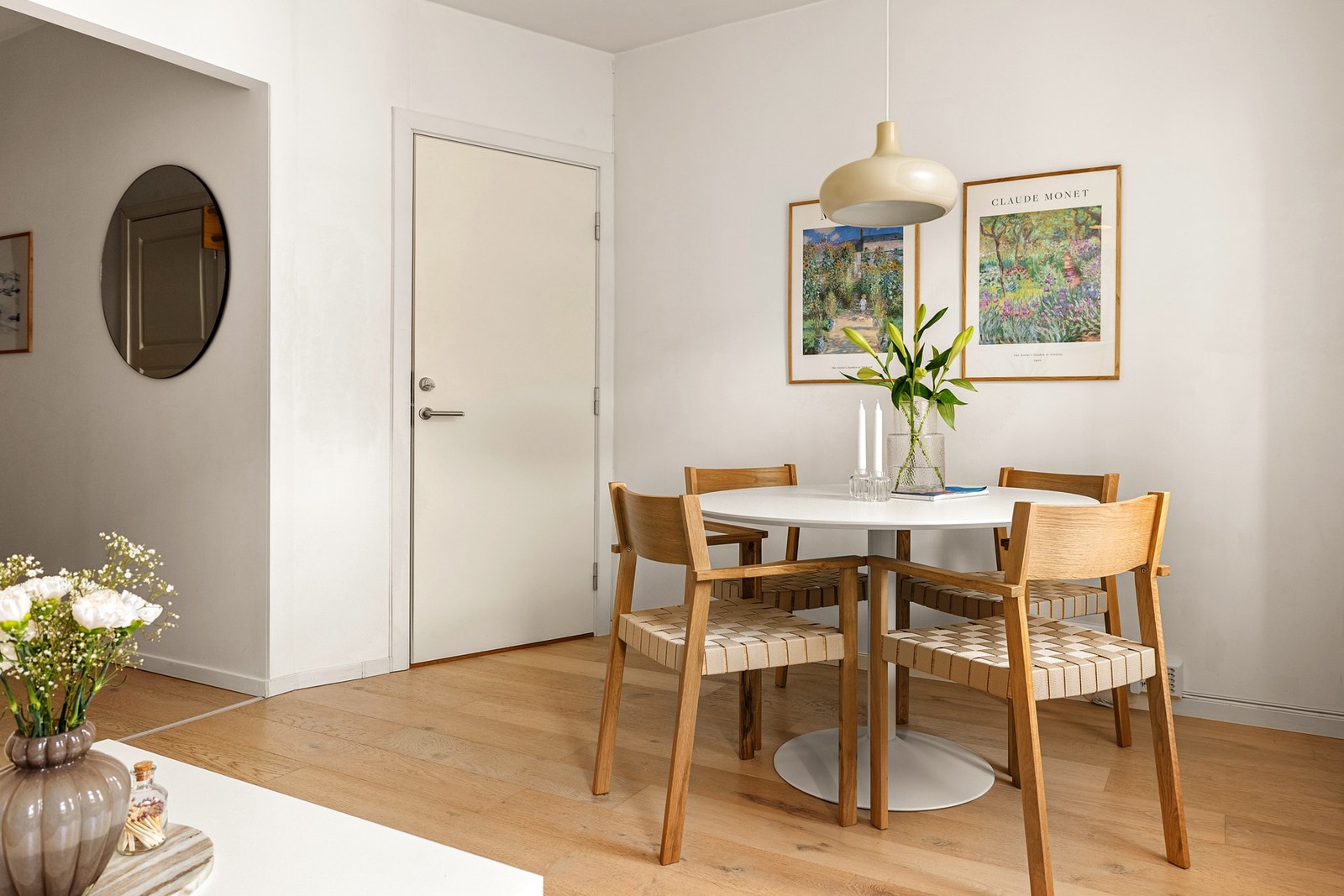 Velkommen inn! Vi starter i hjertet av boligen, nemlig stuen! Galleribilde