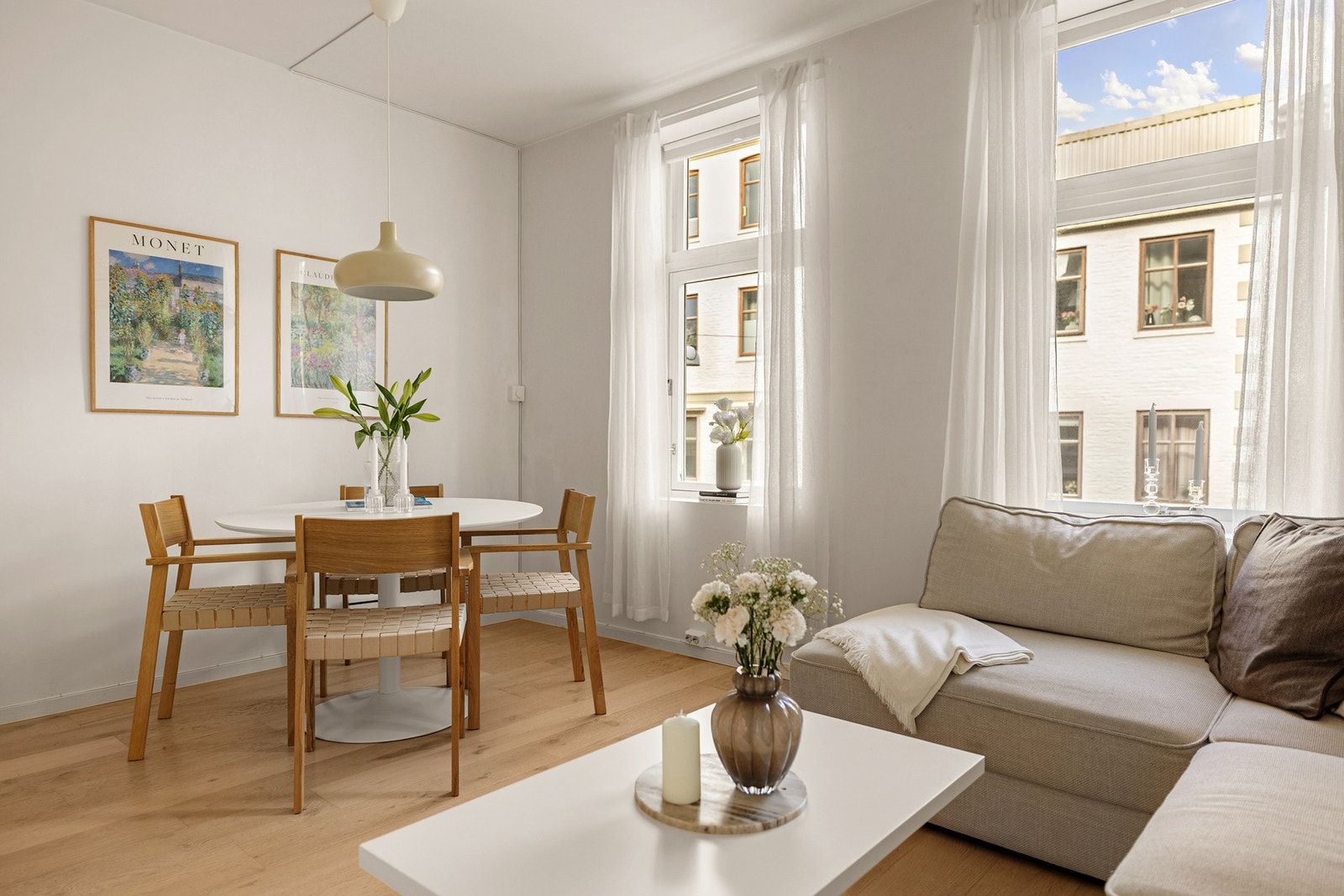 Rommet har et luftig preg med god takhøyde og store vindusflater som slipper inn rikelig med naturlig lys. Galleribilde
