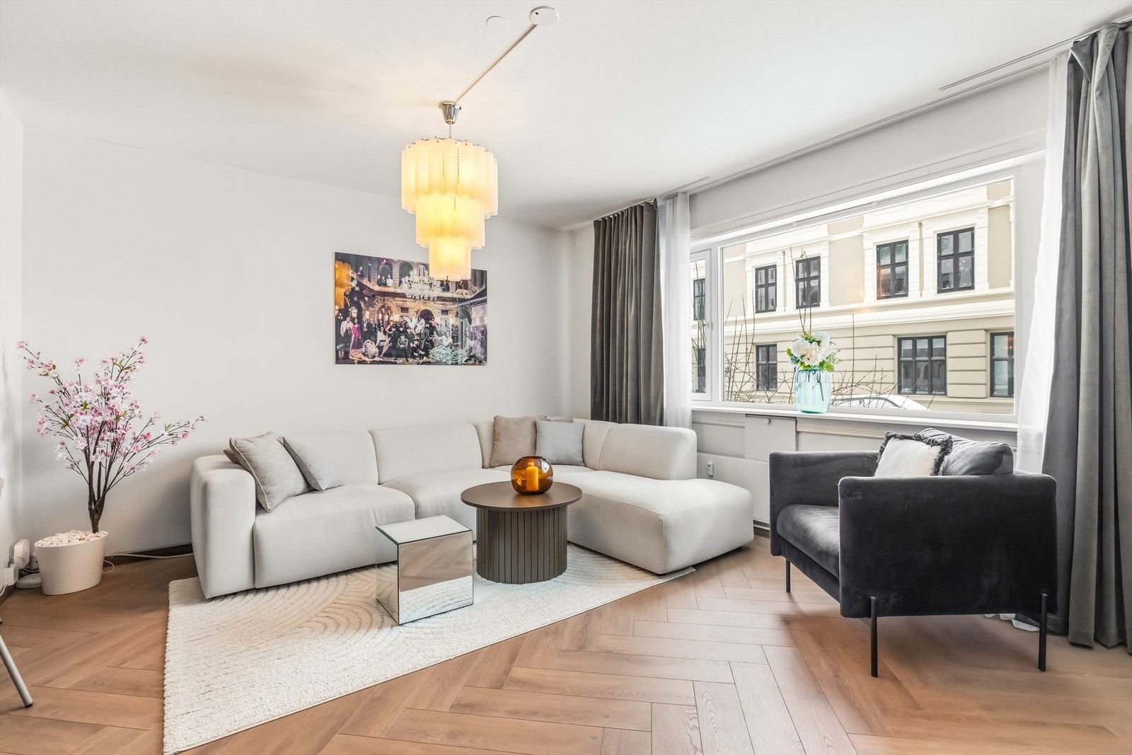 Det store vinduspartiet slipper inn rikelig med dagslys og skaper en luftig atmosfære i oppholdsrommet. Galleribilde