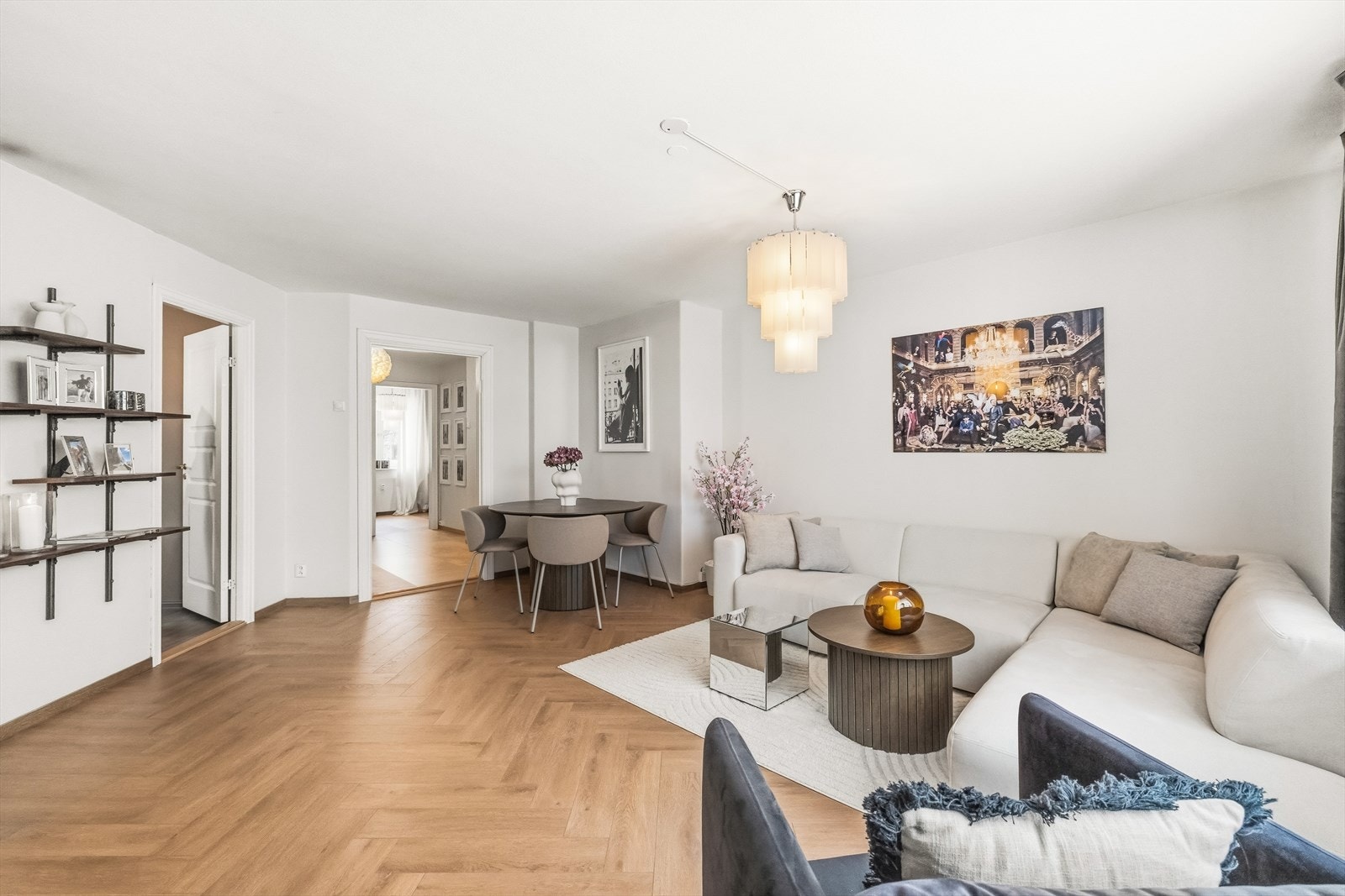 Her har du mange møbleringsmuligheter og kan enkelt innrede med sittegruppe og spisebord. Galleribilde