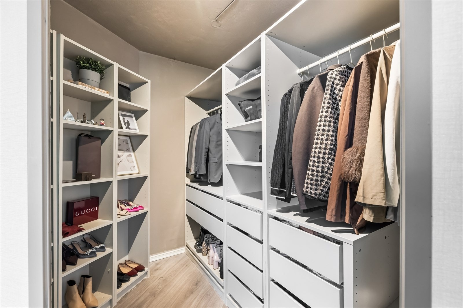 En gjennomtenkt garderobeløsning som gir ekstra komfort og en eksklusiv følelse i hverdagen. Galleribilde