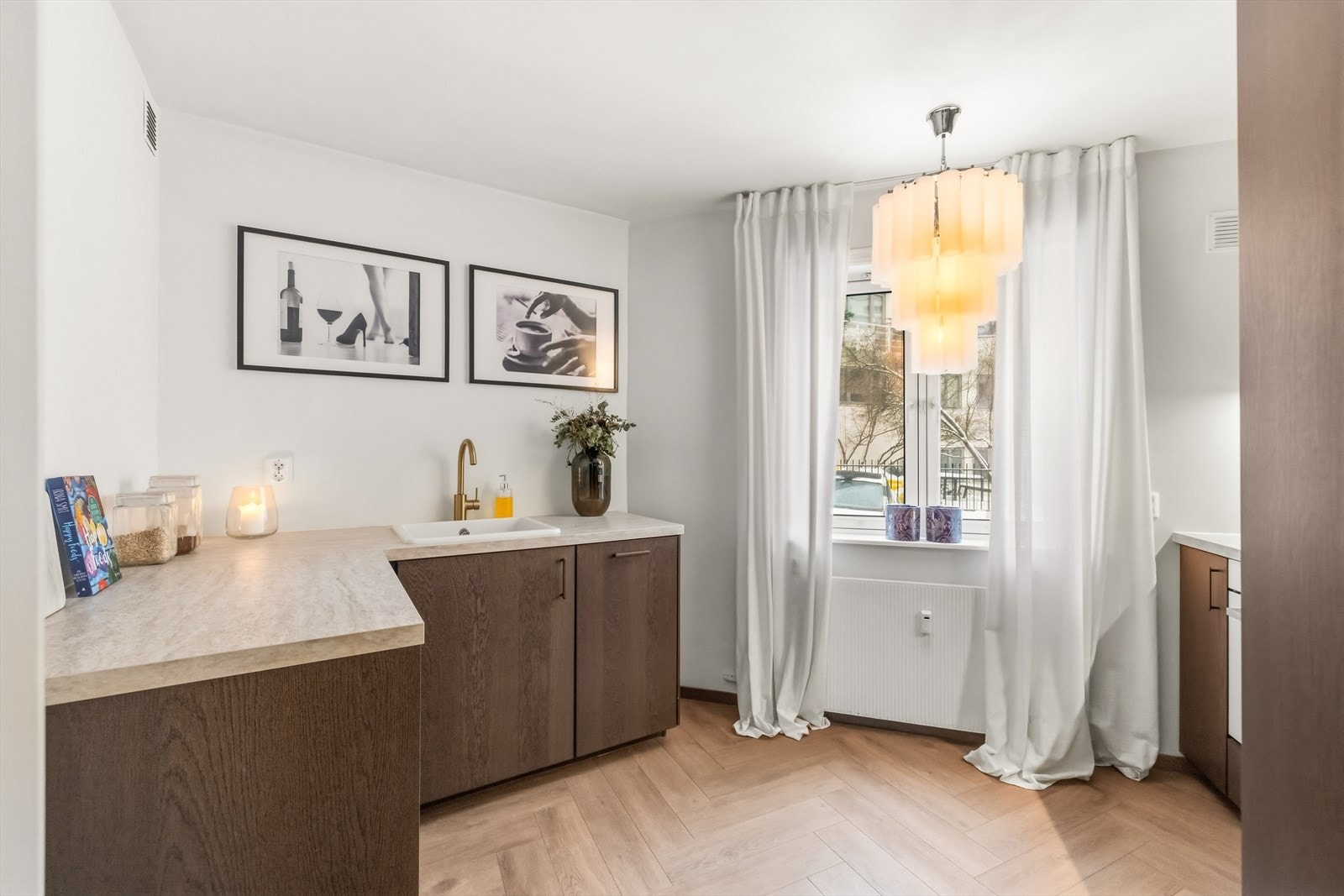 Kjøkkenet er utstyrt med platetopp, stekeovn, opplegg for oppvaskmaskin og kombi kjøl/frys. Galleribilde