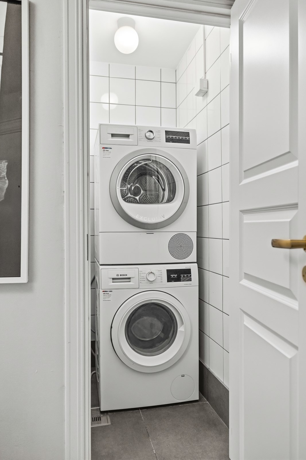 Praktisk løsning med opplegg for vaskemaskin og tørketrommel i eget rom. Galleribilde