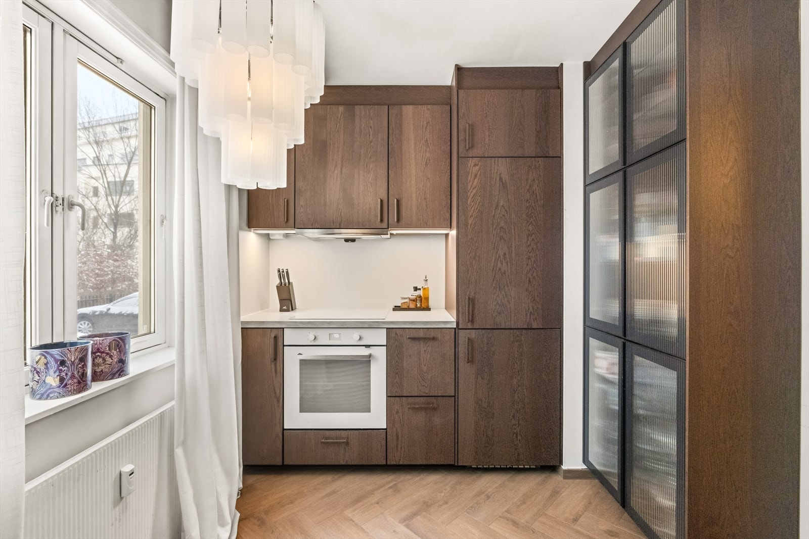 Gode oppbevaringsmuligheter i over- og underskap. Galleribilde