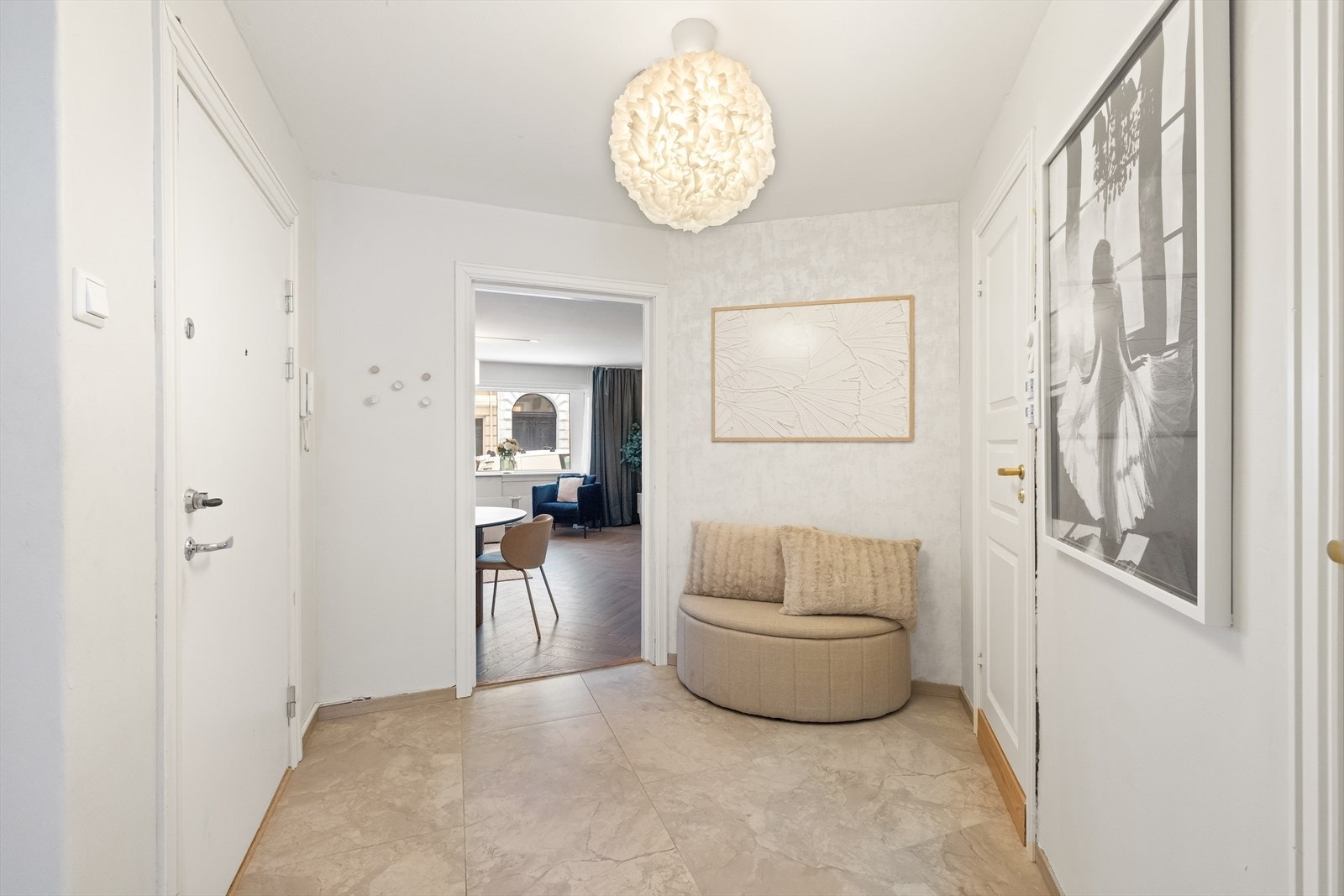 Entré med gulvvarme som oppleves romslig og gir et godt førsteinntrykk av boligen. Galleribilde