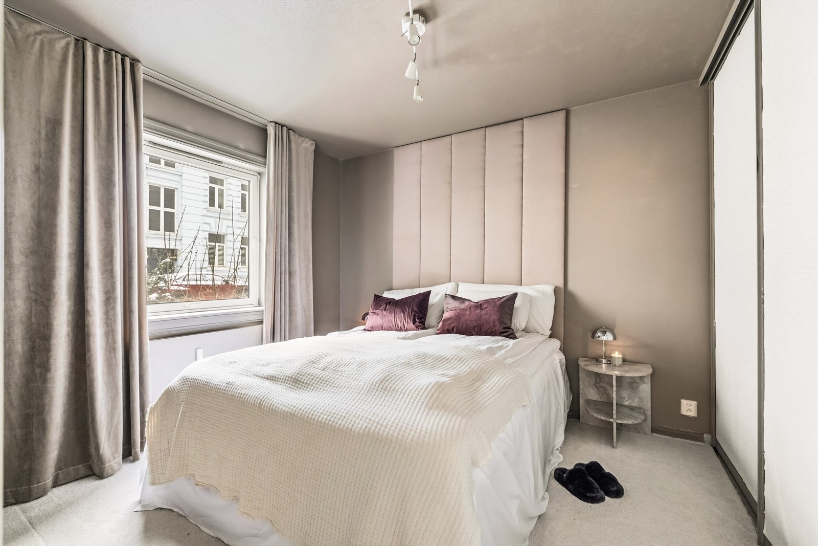 Hovedsoverommet er lunt og harmonisk med stor vindusflate og vegg-til-vegg teppe på gulv. Galleribilde