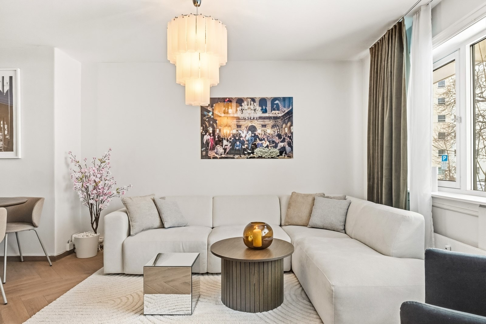 Radiator i stue gir behagelig varme. Oppvarming via radiatorer er inkludert i felleskostnader (a konto). Galleribilde