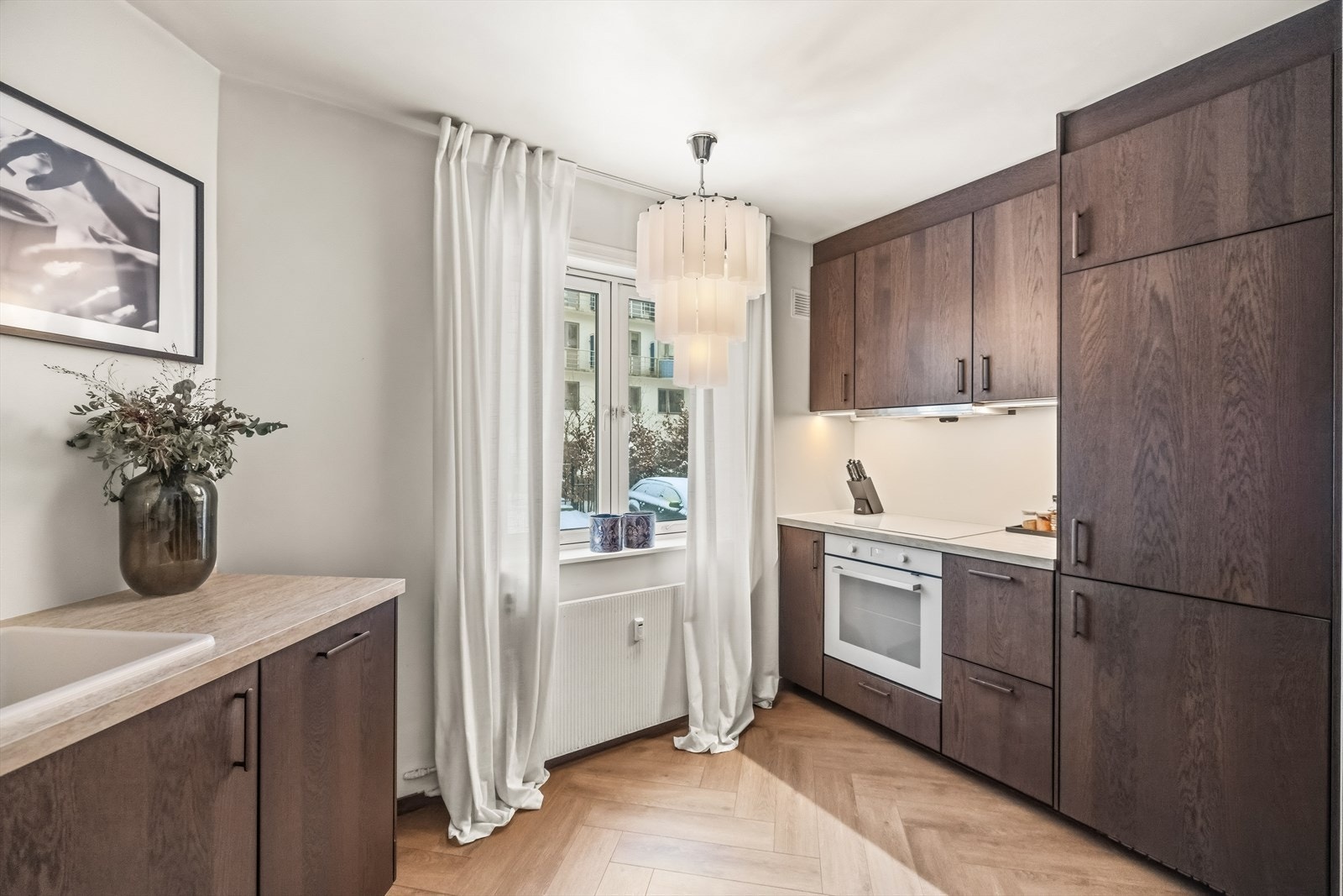 Moderne og stilrent kjøkken fra 2025 med glatte folierte fronter og lekre material- og fargevalg. Galleribilde