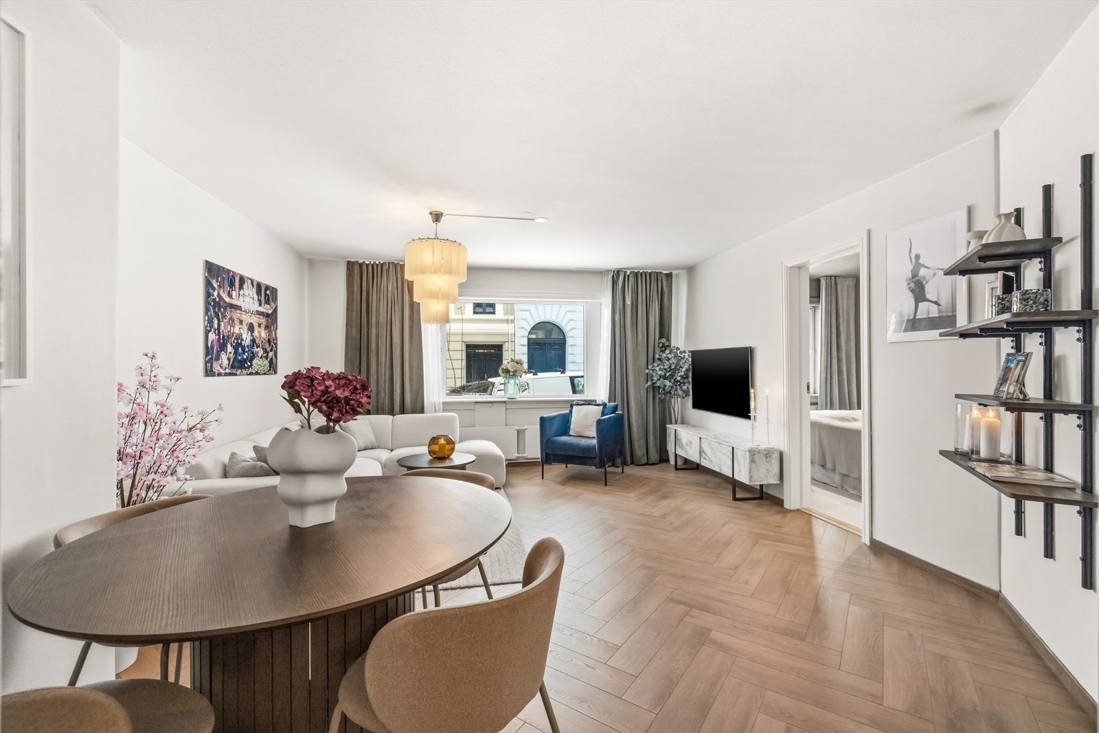 Sosial og fleksibel romløsning med gode soner for både middag og avslapning. Galleribilde