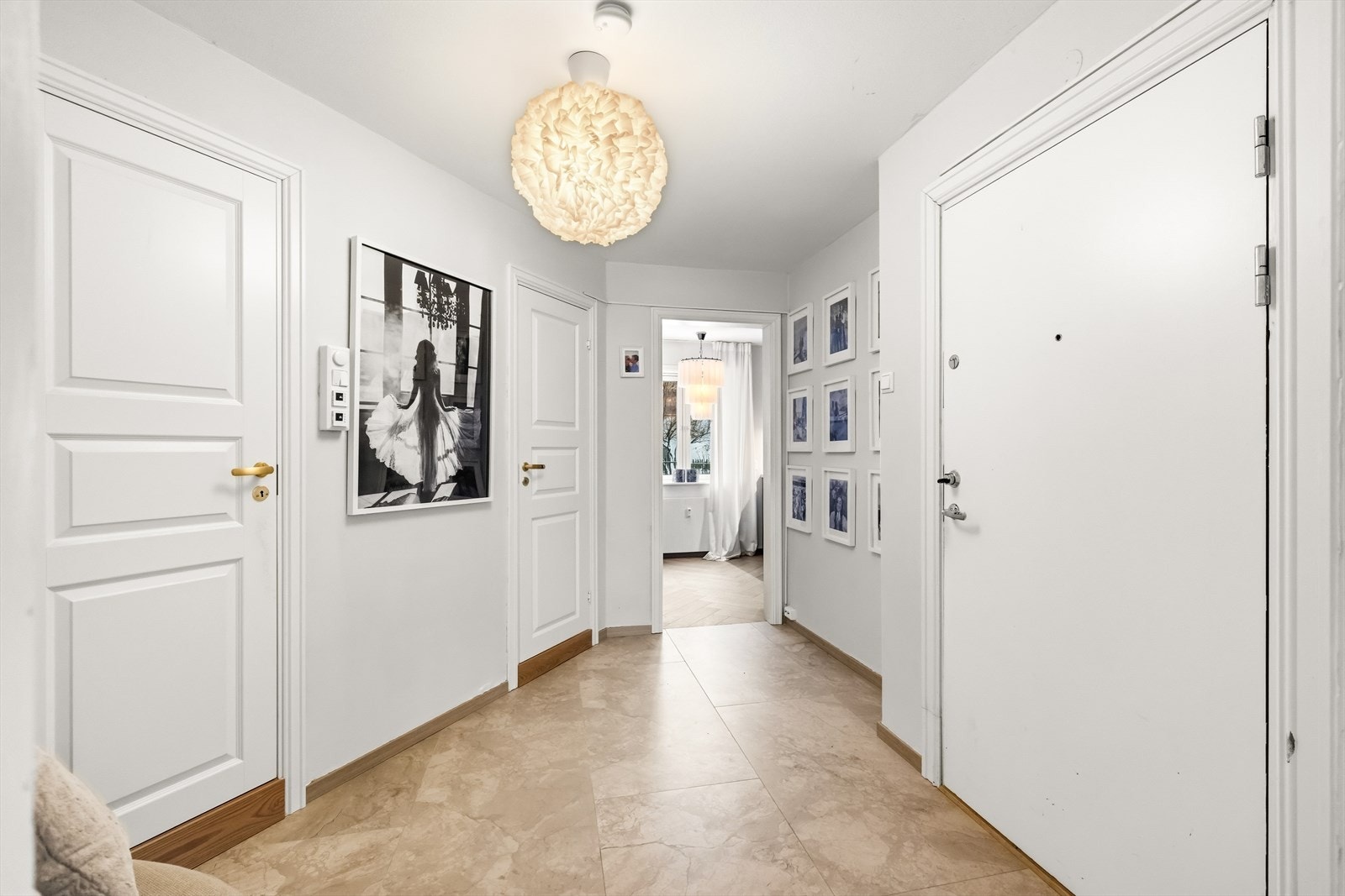 Videre ledes du naturlig inn til boligens øvrige rom. Galleribilde