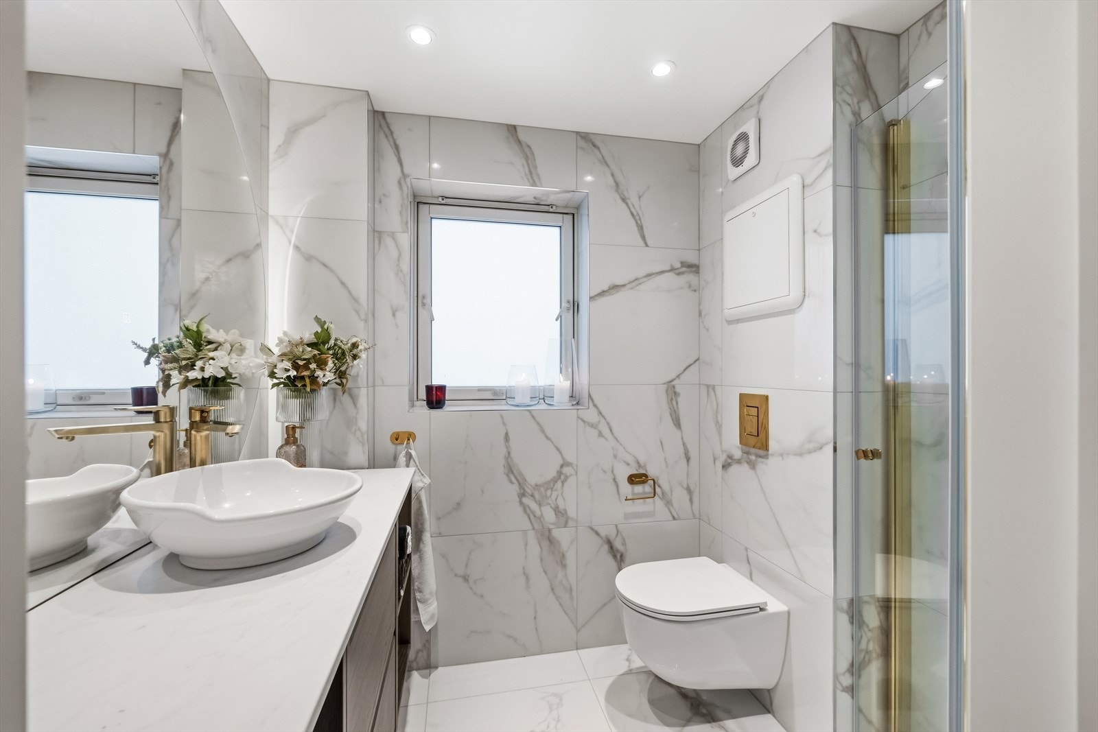 Delikat og helfliset baderom fra 2025 med moderne uttrykk og gjennomførte materialvalg. Galleribilde