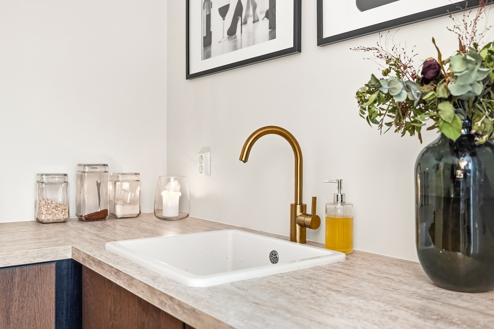 Laminat benkeplate med nedfelt keramisk vask i rustfritt stål. Galleribilde