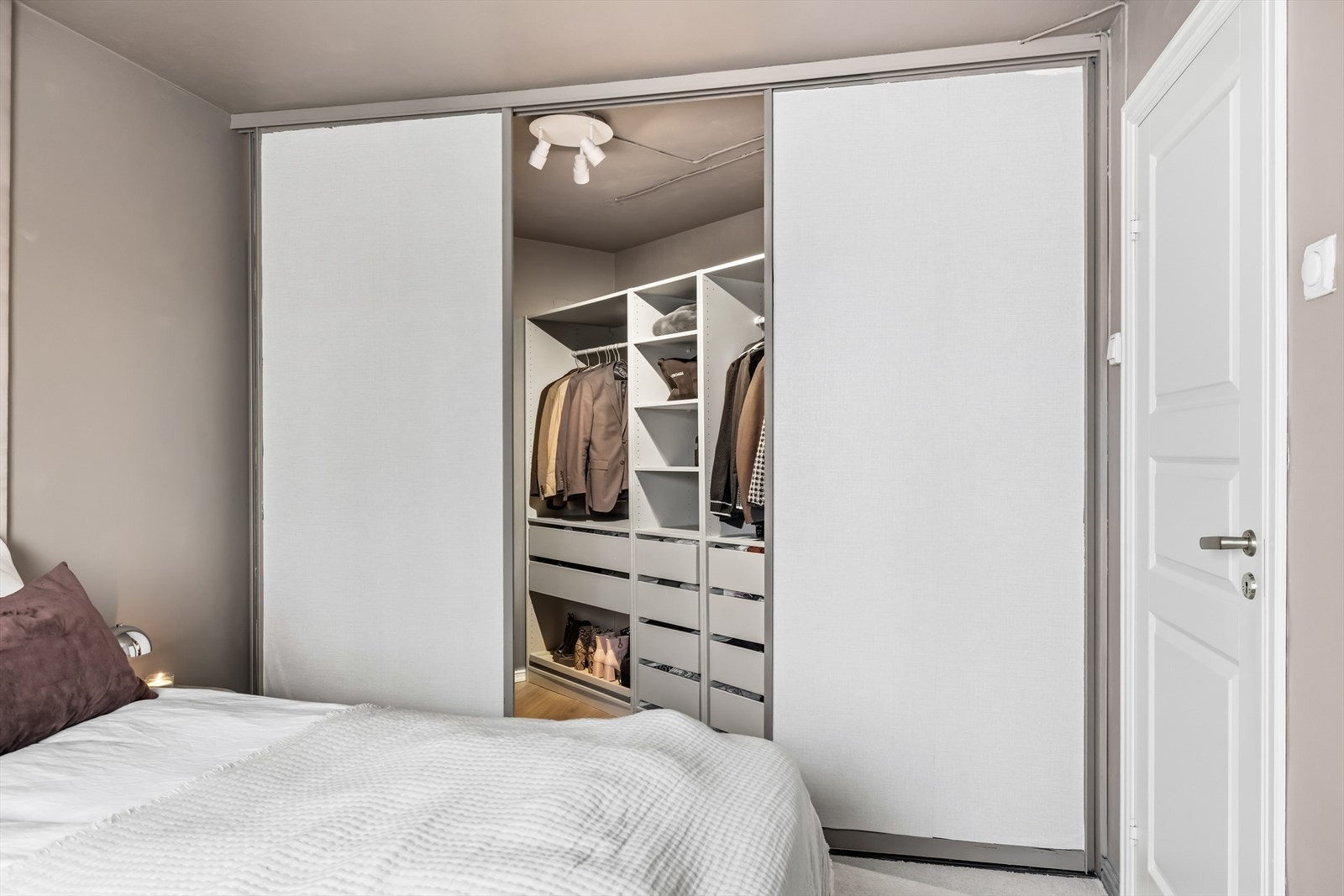 Fra soverommet har du direkte adkomst til egen walk-in-garderobe. Galleribilde