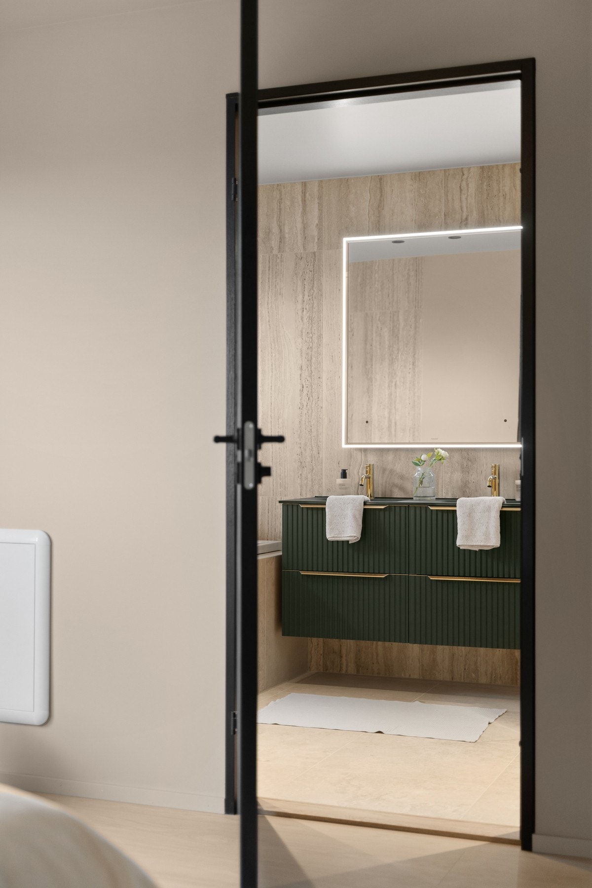 Soverommet har adkomst til eget bad. Galleribilde