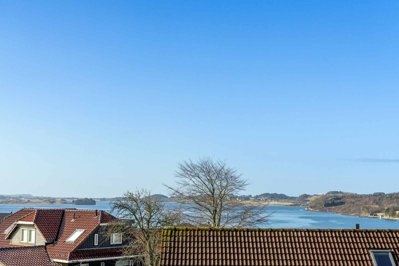 Fra boligen er det nydelig utsikt mot Hafrsfjord. Galleribilde