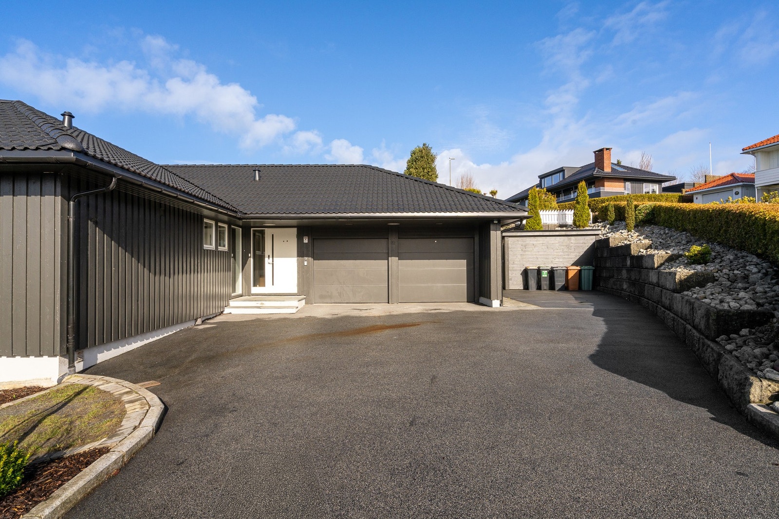 Det er gode parkeringsmuligheter i dobbel garasje og på egen tomt. Galleribilde