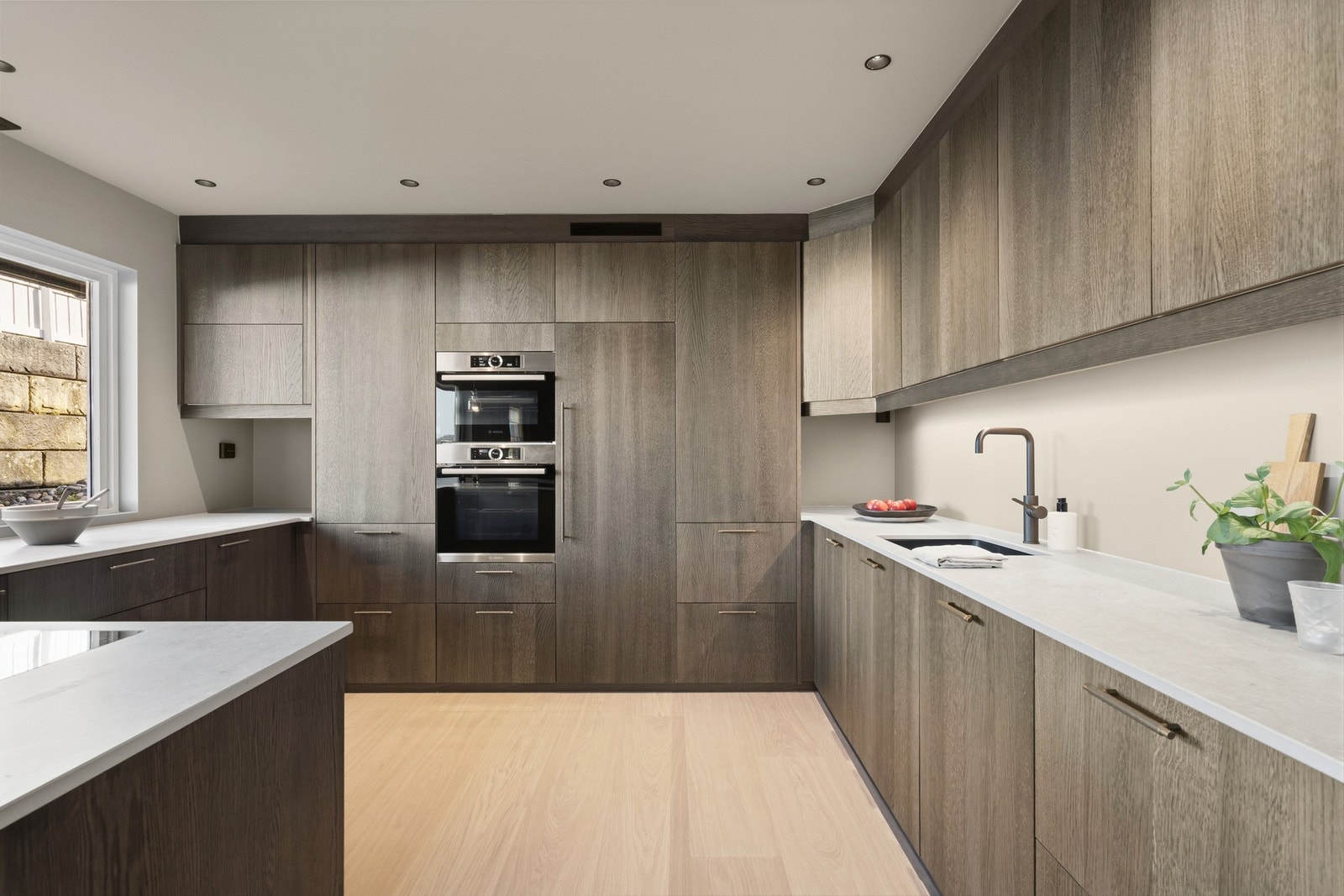 Moderne kjøkken fra 2025 med integrerte hvitevarer og rikelig skap- og benkeplass. Galleribilde