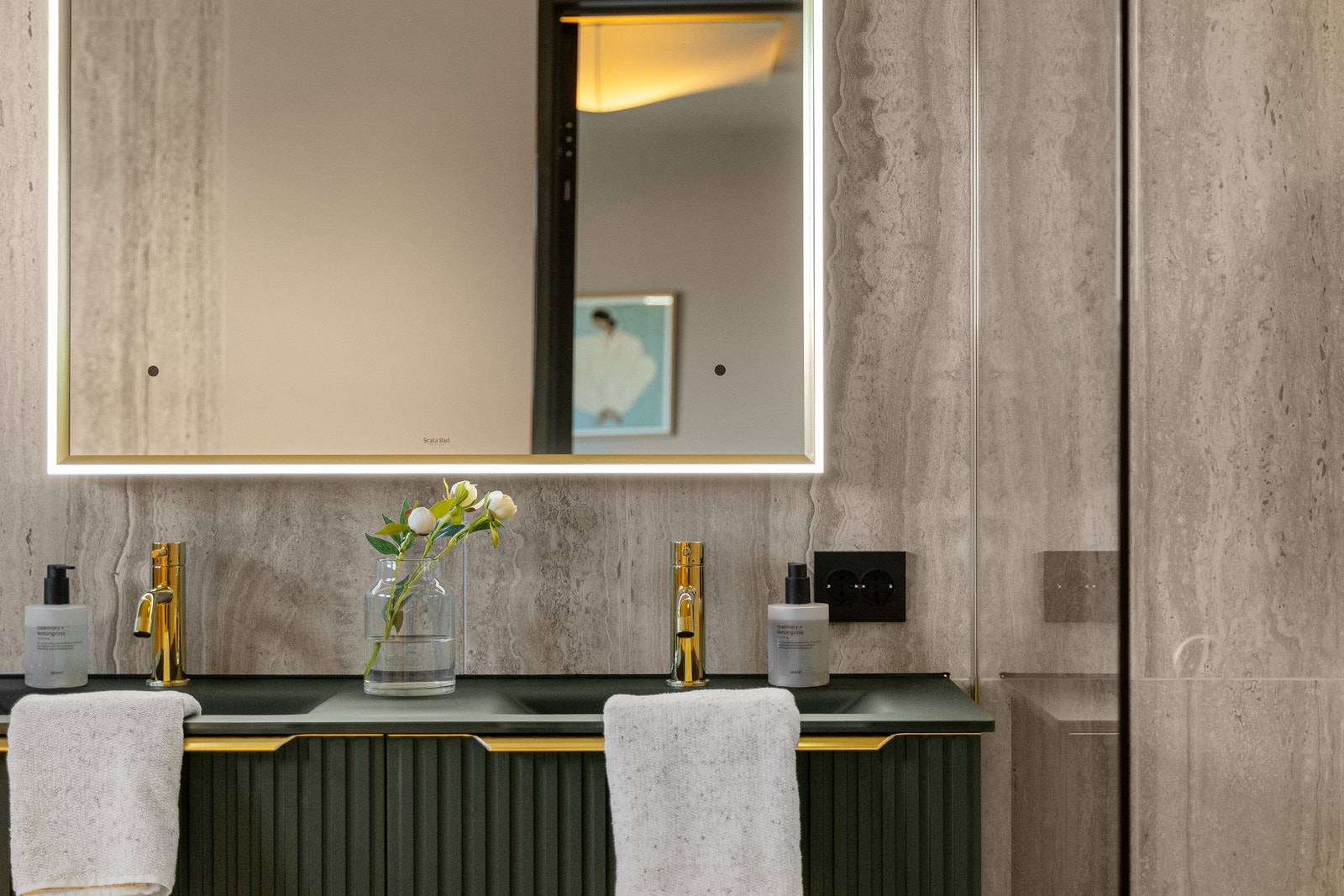 Lekkert og oppgradert bad med moderne materialvalg og høy standard. Galleribilde