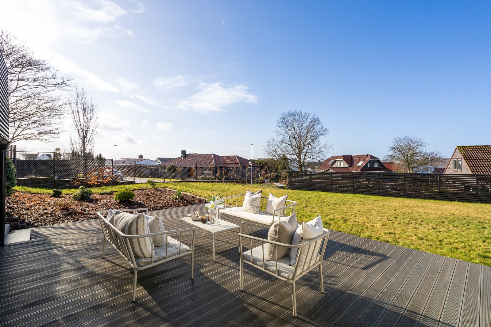 Tomten er pent opparbeidet med solrike uteplasser, hage og beplantning. Galleribilde