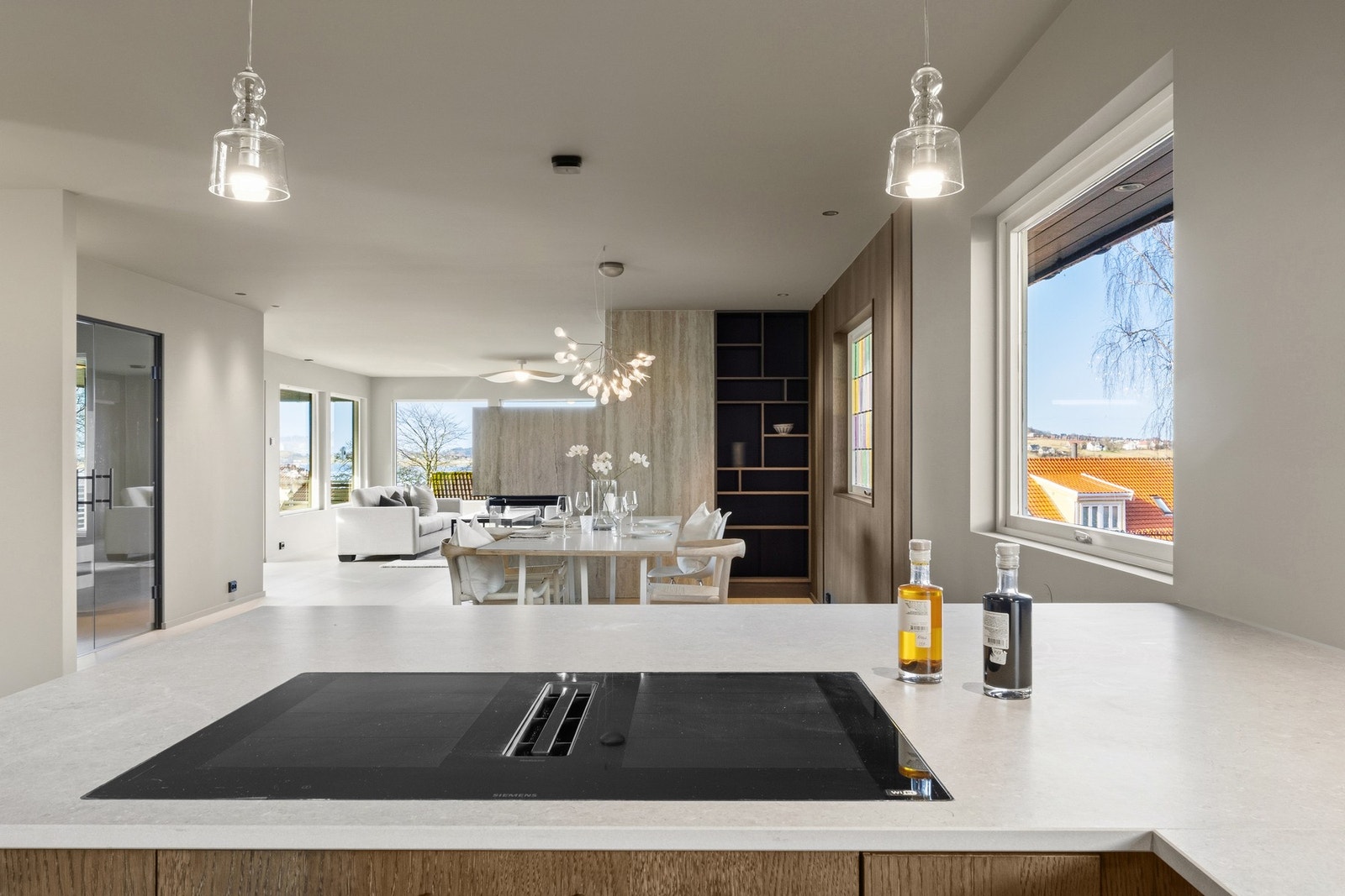 Solid benkeplate av stein. Galleribilde