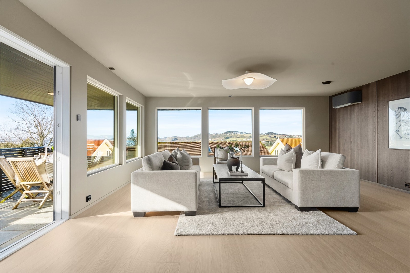 Romslig stue med store vindusflater som sikrer rikelig med naturlig lys. Galleribilde