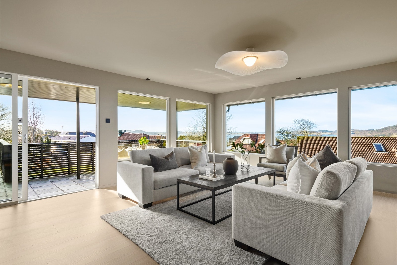 Boligen fremstår gjennomført med moderne løsninger og høy standard. Galleribilde