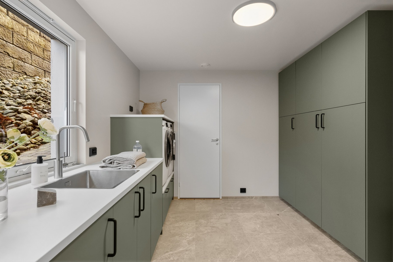 Separat vaskerom med praktisk innredning og bi-inngang. Galleribilde