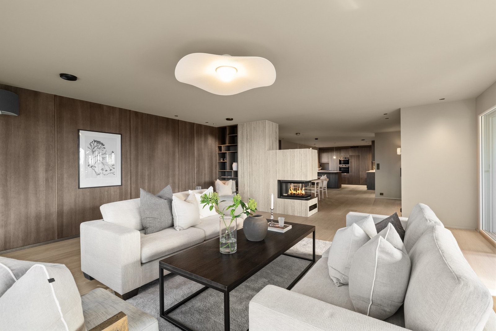 Stue med åpen løsning mot kjøkken og gode møbleringsmuligheter. Galleribilde