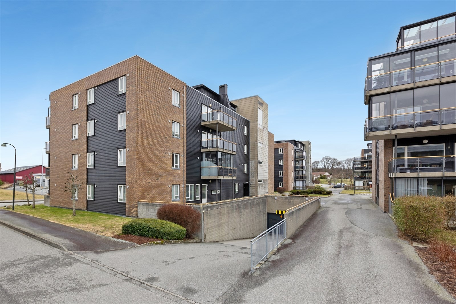 Fasade - Nedkjøring til lukket parkeringsanlegg Galleribilde